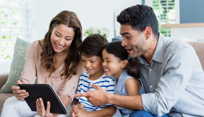 Bukan Polisi Internet: Cara Orang Tua Membangun Kepercayaan Anak di Dunia Digital