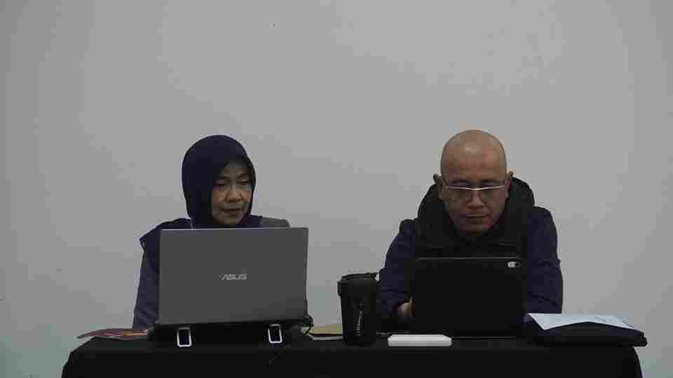 Dewan juri mengamati dan berdiskusi saat menilai hasil praktik peserta kejuaraan akuntansi. | Doc: Istimewa