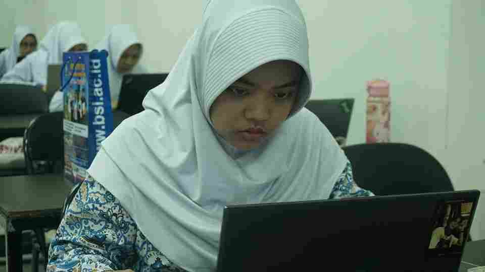 Peserta fokus menuntaskan praktik akuntansi menggunakan Excel selama kejuaraan BSI Flash 2026. | Doc: Istimewa