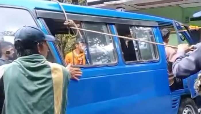 Insiden Angkot pada Jalur Cisolok Palabuhanratu Sebabkan Kendaraan Mundur