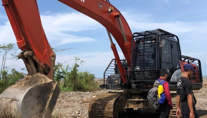 Tolak Menunggu Birokrasi, Warga Sukabumi Bangun Tanggul Rp500 Juta