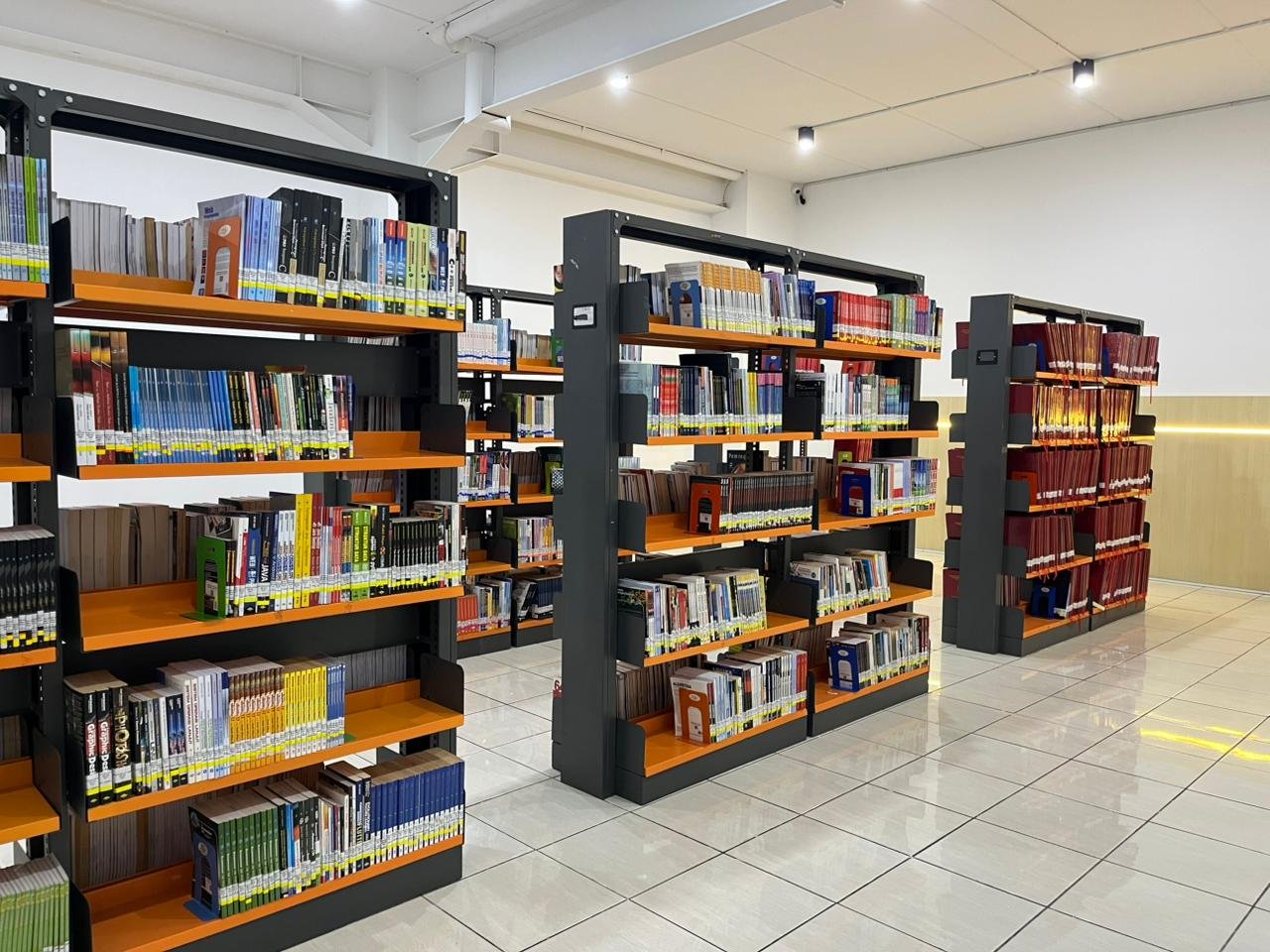 Koleksi buku di perpustakaan tersusun rapi sehingga memudahkan mahasiswa menemukan referensi yang dibutuhkan. | Doc: Istimewa