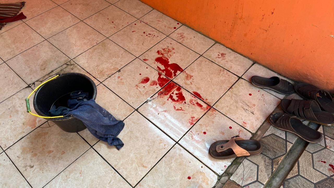 Bercak darah terlihat di halaman rumah korban | Doc: Istimewa