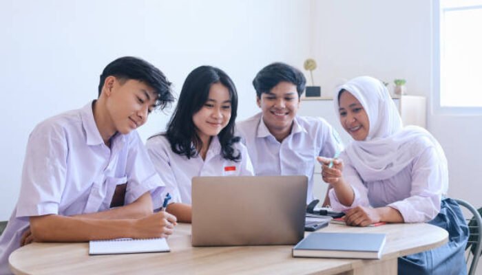 Ingin Kuliah Tanpa Biaya? Program Beasiswa 100% Ini Hadir untuk Siswa Kabupaten Sukabumi