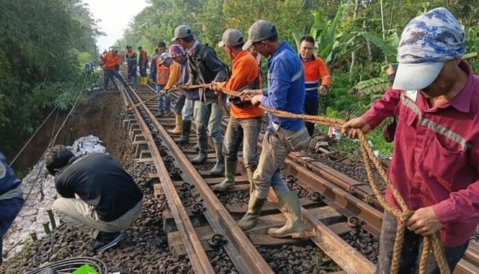 Jalur Rel Longsor Ganggu Perjalanan KA Siliwangi Sukabumi