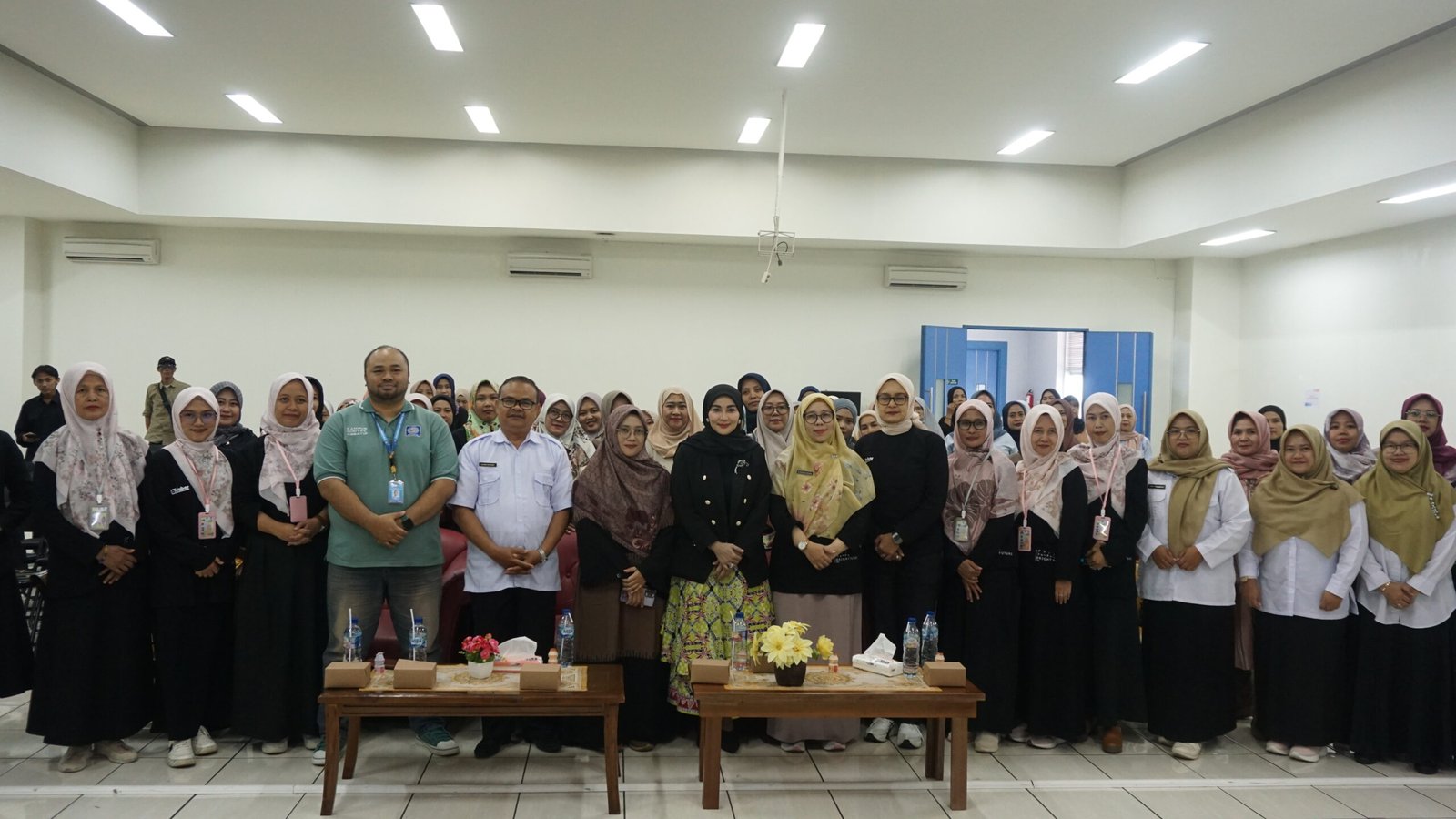 Foto bersama dengan Wakil Walikota Sukabumi dalam acara career and parenting day smpn 10 Kota Sukabumi | Doc. Istimewa