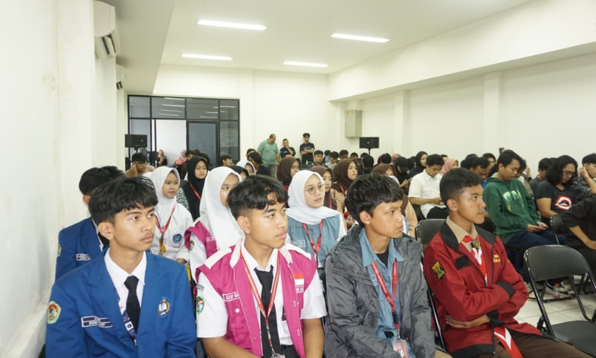 Peserta menyimak materi narasumber dengan penuh perhatian.