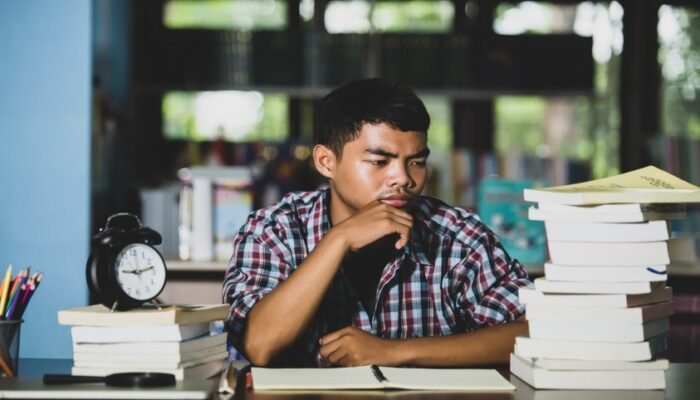 Kuliah Sambil Kerja: Realistis atau Sekadar Tren?