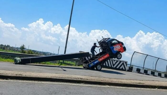Mobil Pick Up Bermuatan Besi Nyaris Terbalik di Cibeureum