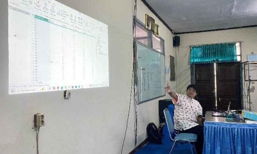 Mahasiswa UBSI Sukabumi menyampaikan materi penggunaan Microsoft Power BI | Doc: Istimewa