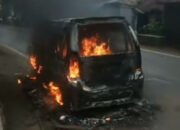 Angkot Jurusan Cibadak-Cibatu Hangus Terbakar di Bantar Muncang