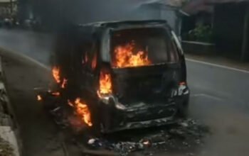 Asap Hitam Membumbung, Angkot Jurusan Cibadak-Cibatu Terbakar di Sukabumi | Sumber: metrosukabumi.com