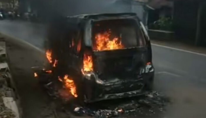 Angkot Jurusan Cibadak-Cibatu Hangus Terbakar di Bantar Muncang