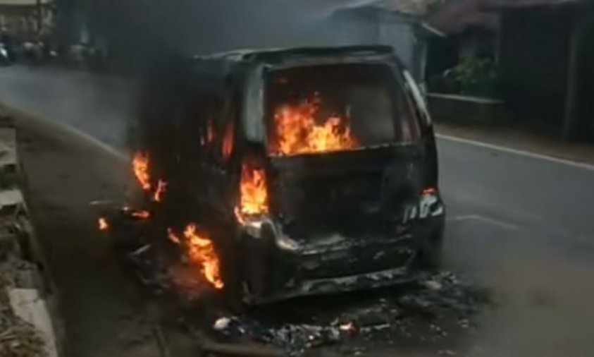 Asap Hitam Membumbung, Angkot Jurusan Cibadak-Cibatu Terbakar di Sukabumi | Sumber: metrosukabumi.com