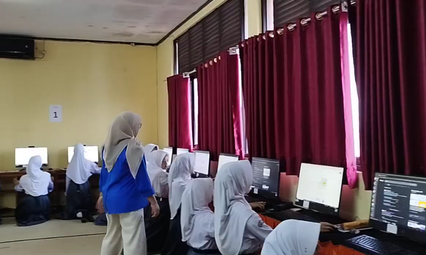 Siswa sedang melakukan praktik langsung penggunaan Microsoft Power BI yang dibimbing langsung oleh Mahasiswa UBSI | Doc. Istimewa