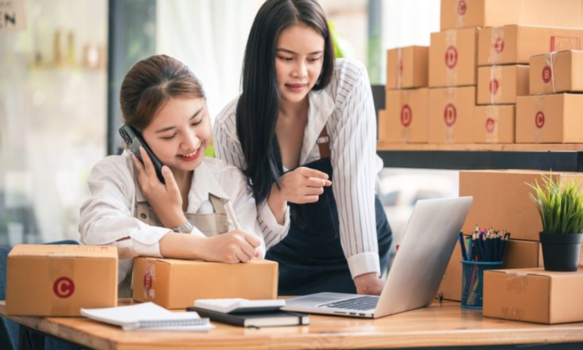 Digitalisasi UMKM melalui pendampingan mahasiswa Sistem Informasi.