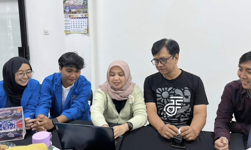 Tim PKM UBSI berdiskusi membahas program pengembangan Wintira Coffee. | Doc: Istimewa