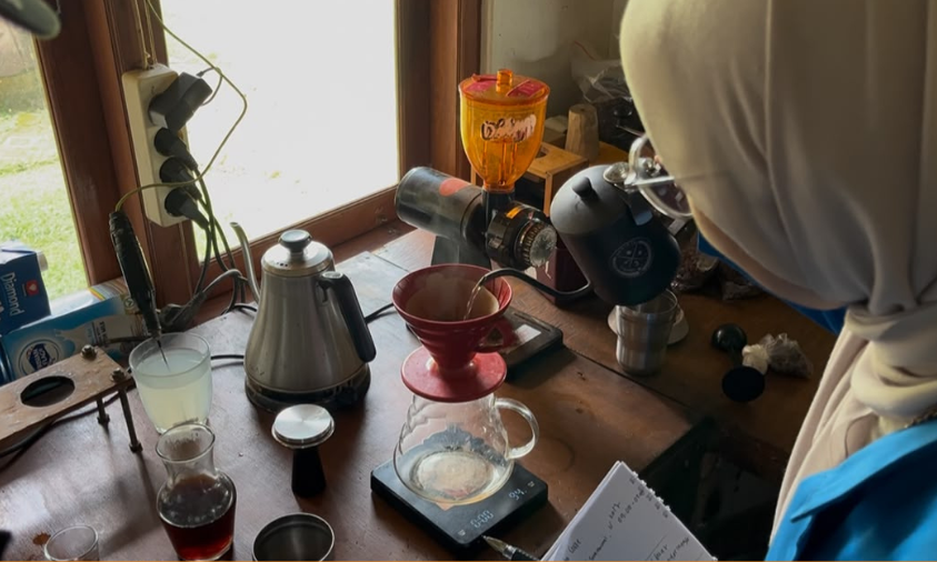 Tim PKM juga mempraktikkan teknik penyeduhan kopi | Doc: Istimewa