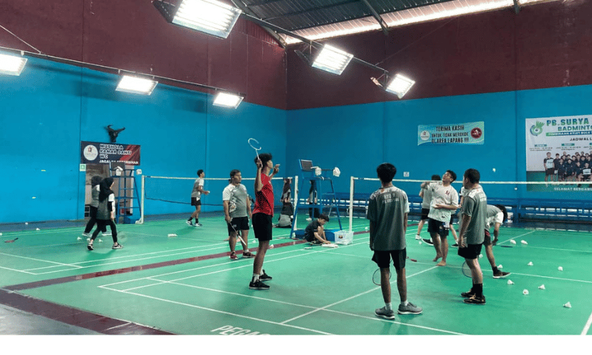 Latihan pukulan lob dan shadow raket | Doc. Istimewa