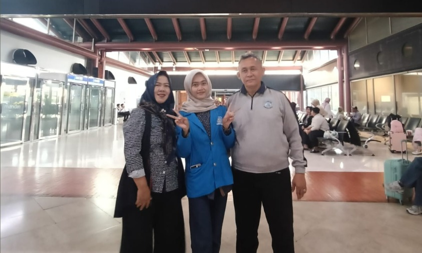 Bella Amalia bersama orang tua sebelum berangkat ke Bangkok