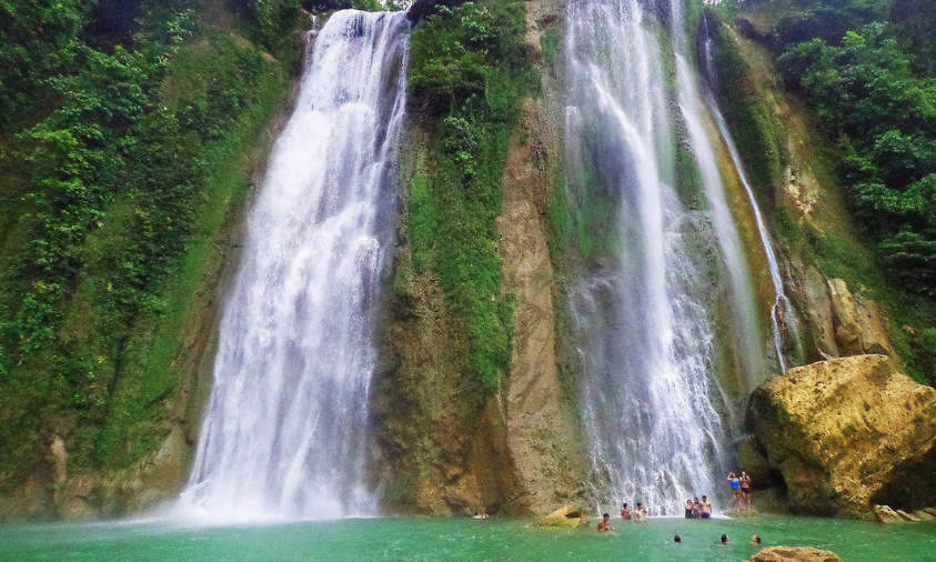 Curug Cikaso dengan tiga aliran air di Sukabumi