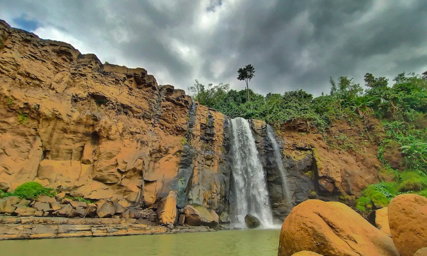 Curug Awang di Geopark Ciletuh, salah satu Curug Sukabumi yang dijuluki Mini Niagara.