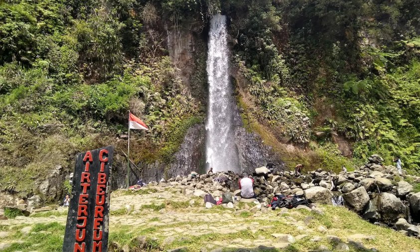Curug Cibeureum di Taman Nasional Gunung Gede Pangrango, Curug Sukabumi favorit pendaki.