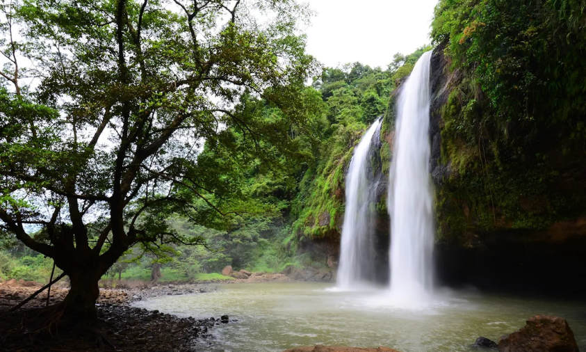 Curug Sodong di Geopark Ciletuh, Curug Sukabumi dengan dua aliran air yang unik.