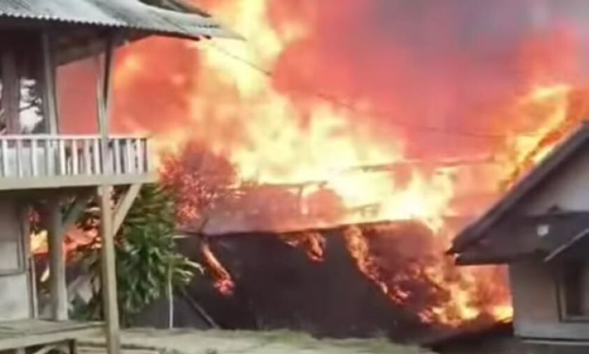 Kobaran api Kebakaran Kasepuhan Ciptamulya Sukabumi