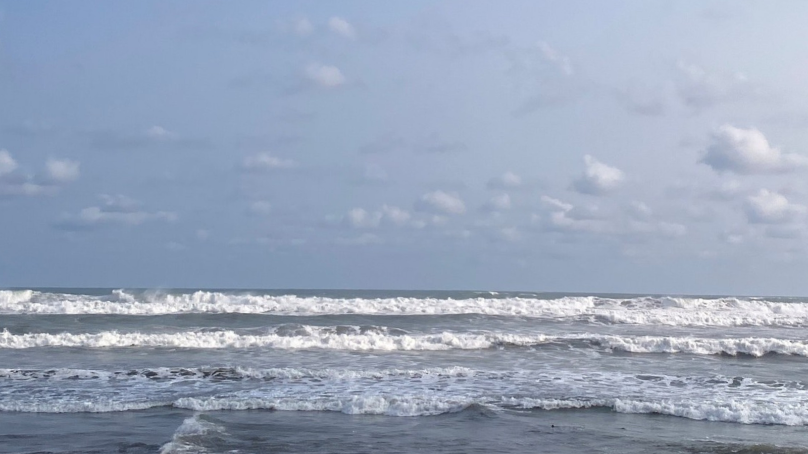 ombak di kawasan pantai