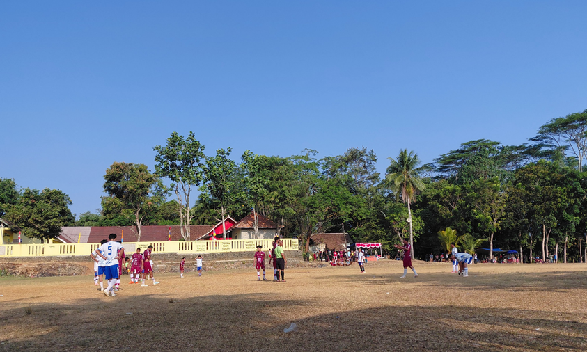 Semifinal Sepak Bola Ujung Genteng Ramaikan HUT ke-81 RI