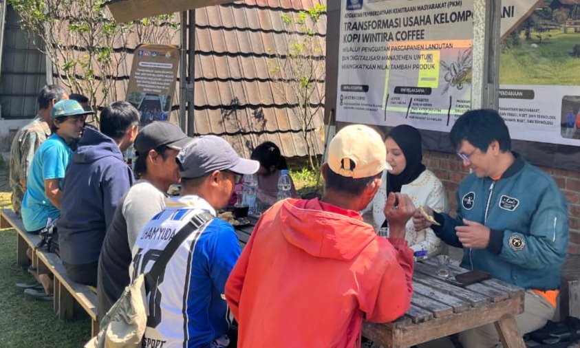 Tim PKM menjelaskan penggunaan aplikasi pengelolaan keuangan digital kepada pengelola Wintira Coffee | Doc. Istimewa