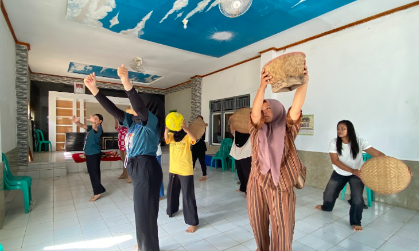 Pelatihan Tari Dorong Kreativitas dan Kekompakan Warga Gunung Batu
