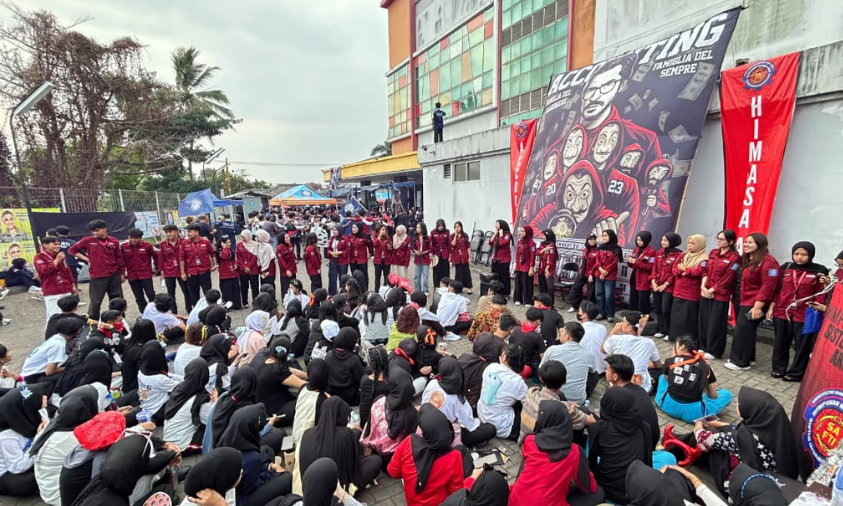 Mahasiswa HIMASA berbincang bersama mahasiswa baru dalam kegiatan Ormawa Expo Stride Fest 2026. | Doc: Istimewa