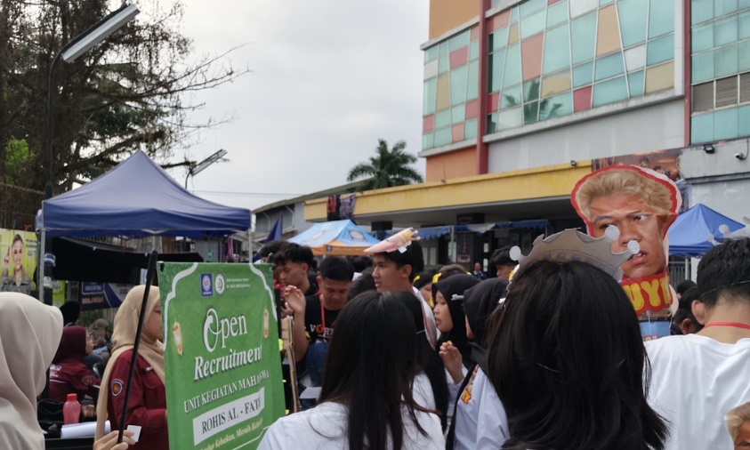 Mahasiswa baru mengunjungi stand UKM Kerohanian Islam Al-Fatih dalam kegiatan Ormawa Expo Stride Fest 2026. | Doc: Istimewa