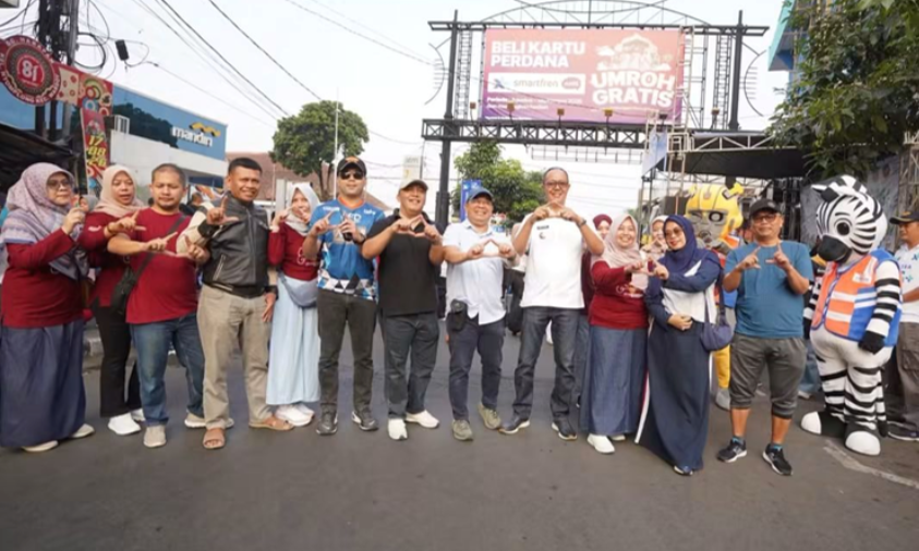 Peserta dan masyarakat berfoto bersama dalam rangkaian Harhubnas 2026 di kawasan CFD Kota Sukabumi | Doc: Istimewa