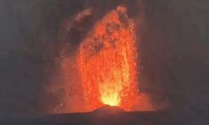 Abu Vulkanik Anak Krakatau Capai Sukabumi, Warga Perlu Waspada