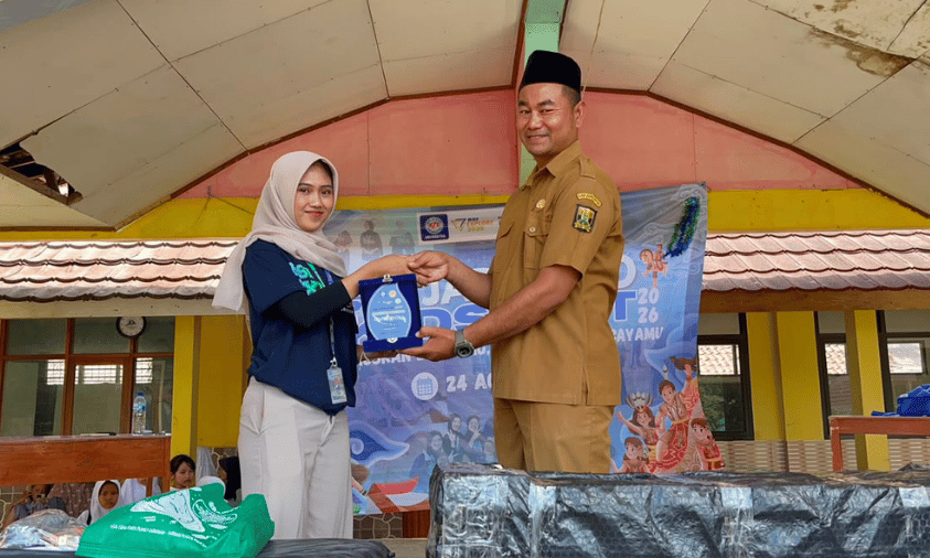 Penyerahan plakat BSI Explore Universitas Bina Sarana Informatika | Doc. Istimewa