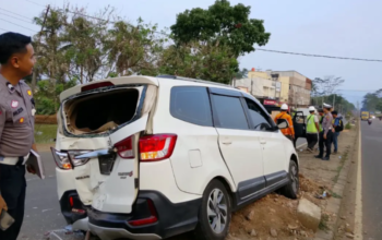 Kecelakaan Lalu Lintas, Mobil Boks Tabrak Dua Kendaraan Pekerja PJU di Lingsel
