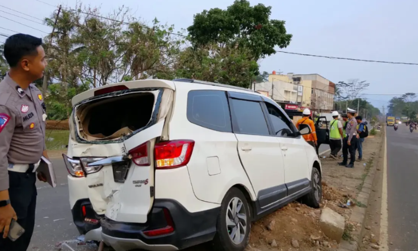 Kecelakaan Lalu Lintas, Mobil Boks Tabrak Dua Kendaraan Pekerja PJU di Lingsel