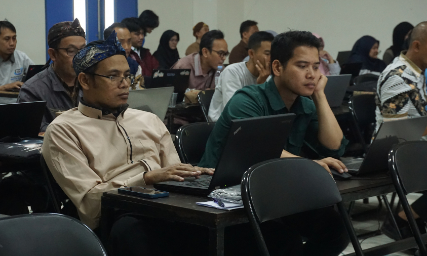 Peserta mengikuti praktik pemrograman Python dalam workshop coding UBSI Sukabumi. | Doc: Istimewa