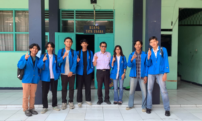 Mahasiswa UBSI Sukabumi Bersama Siswa SMP Negeri 1 Kota Sukabumi | Sumber: Dok. Istimewa