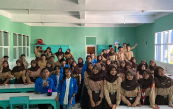 Mahasiswa UBSI Sukabumi Menyampaikan Materi Edukasi Kecemasan Sosial kepada Siswa | Sumber: Dok. Istimewa