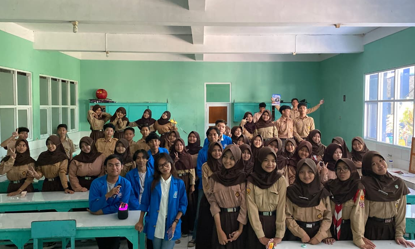 Mahasiswa UBSI Sukabumi Menyampaikan Materi Edukasi Kecemasan Sosial kepada Siswa | Sumber: Dok. Istimewa