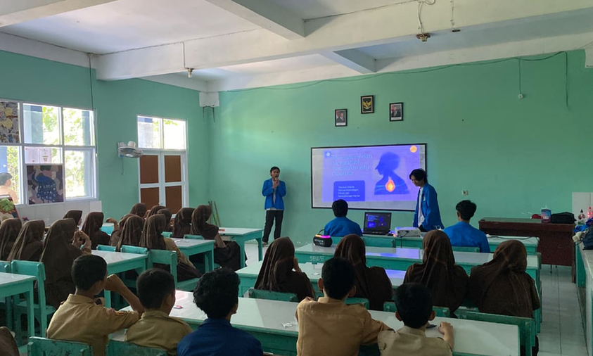 Mahasiswa UBSI Sukabumi Bersama Siswa SMP Negeri 1 Kota Sukabumi | Sumber: Dok. Istimewa