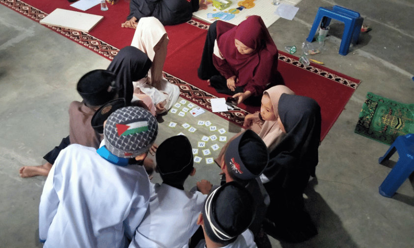 Anggota HIMASI bersama peserta mengikuti kegiatan literasi dalam rangka HIMASI BERKAH Tulus Vol. 2 bersama Rumah Baca Ibnu Komar (RBIK), Jumat (16/10/2026). | Doc. Istimewa