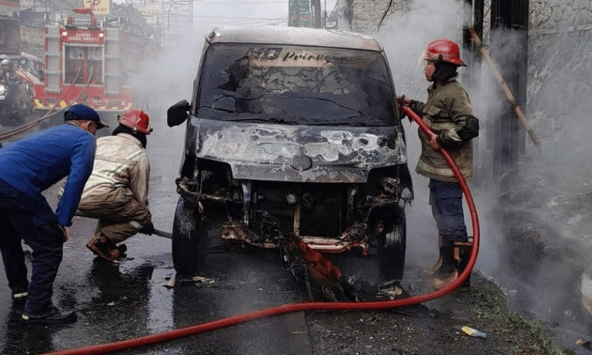 Mobil Gran Max Terbakar di Sukabumi, Pasutri Selamat