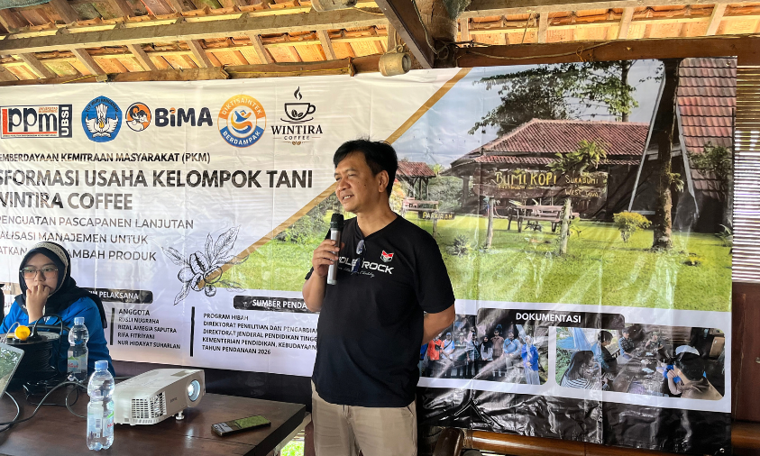 Peserta Praktik Desain Kemasan dengan Bantuan AI
